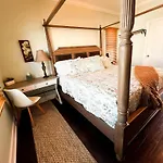 Victorian Modern Room In Carriage House - Unit B