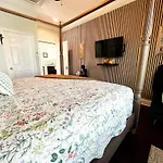 Victorian Modern Room In Carriage House - Unit B