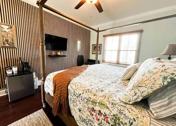 Victorian Modern Room In Carriage House - Unit B