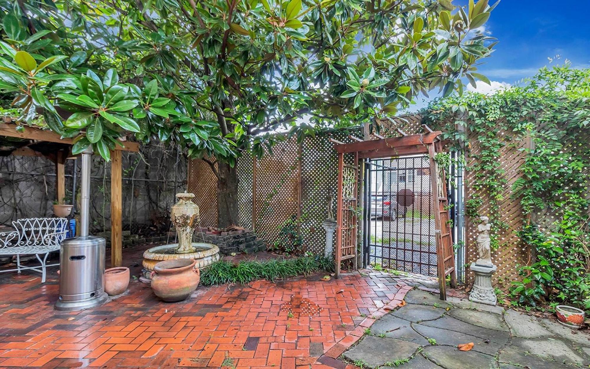 Victorian Modern In Carriage House - Unit B Savannah