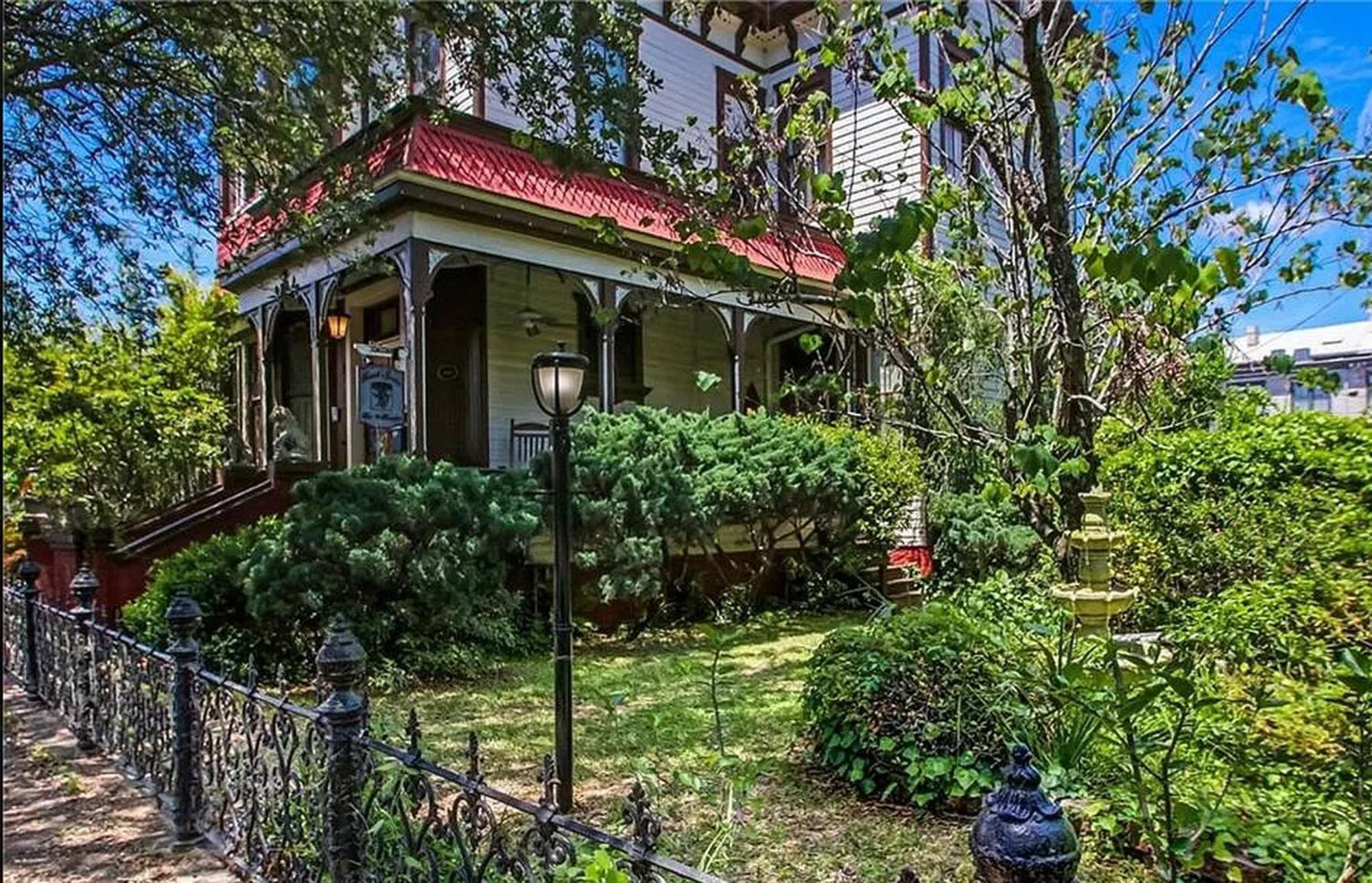 Victorian Modern In Carriage House - Unit B *