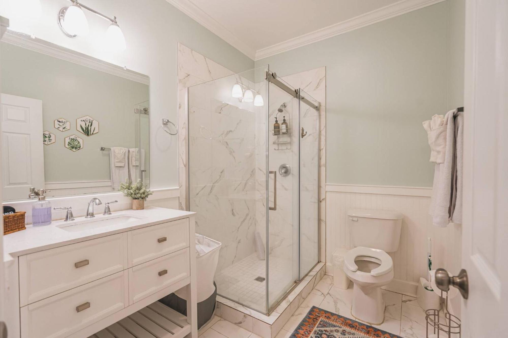 Victorian Modern In Carriage House - Unit B Guest house