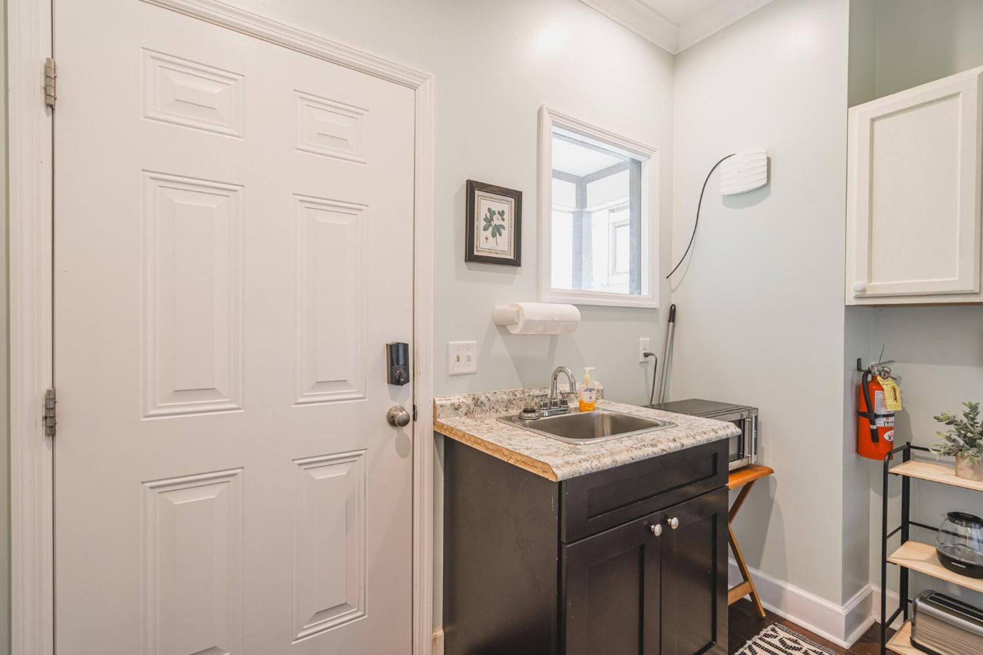 Victorian Modern In Carriage House - Unit B Guest house