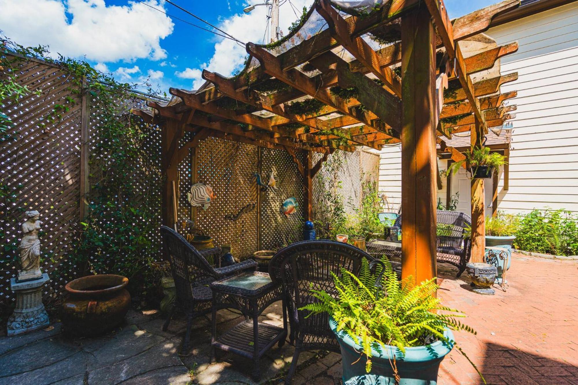 Victorian Modern In Carriage House - Unit B * Savannah