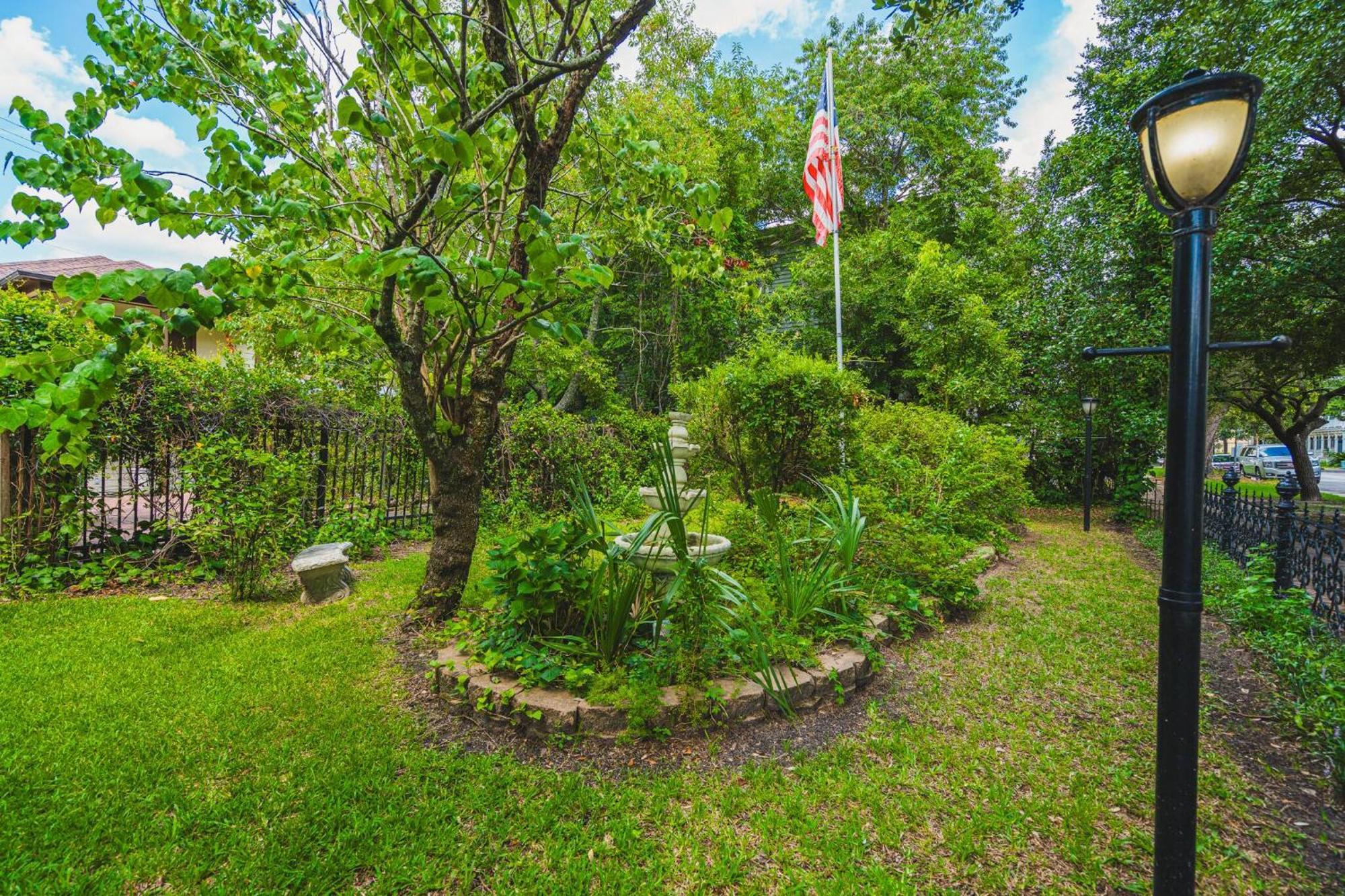 Guest house Victorian Modern In Carriage House - Unit B