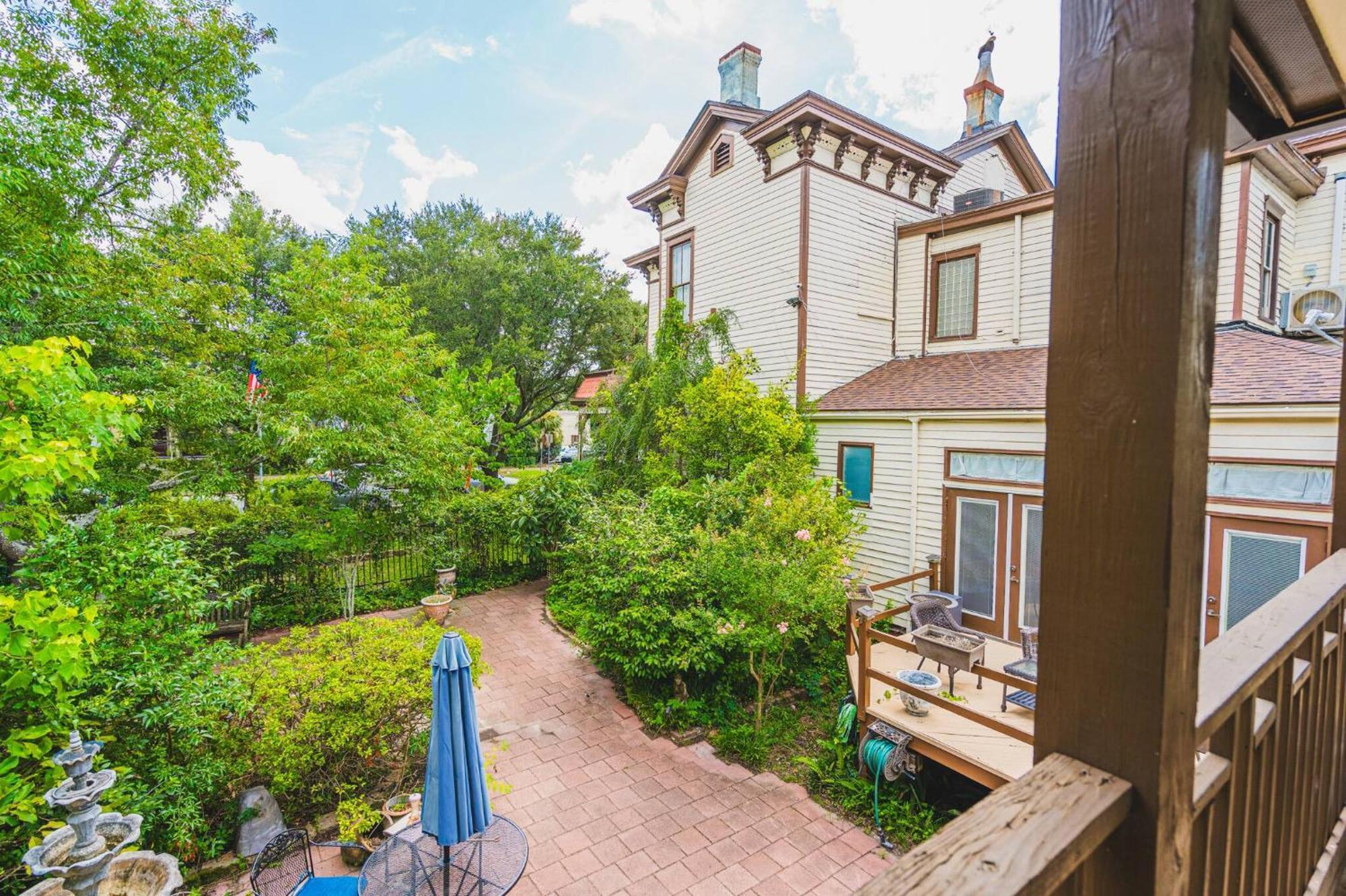 Victorian Modern In Carriage House - Unit B *