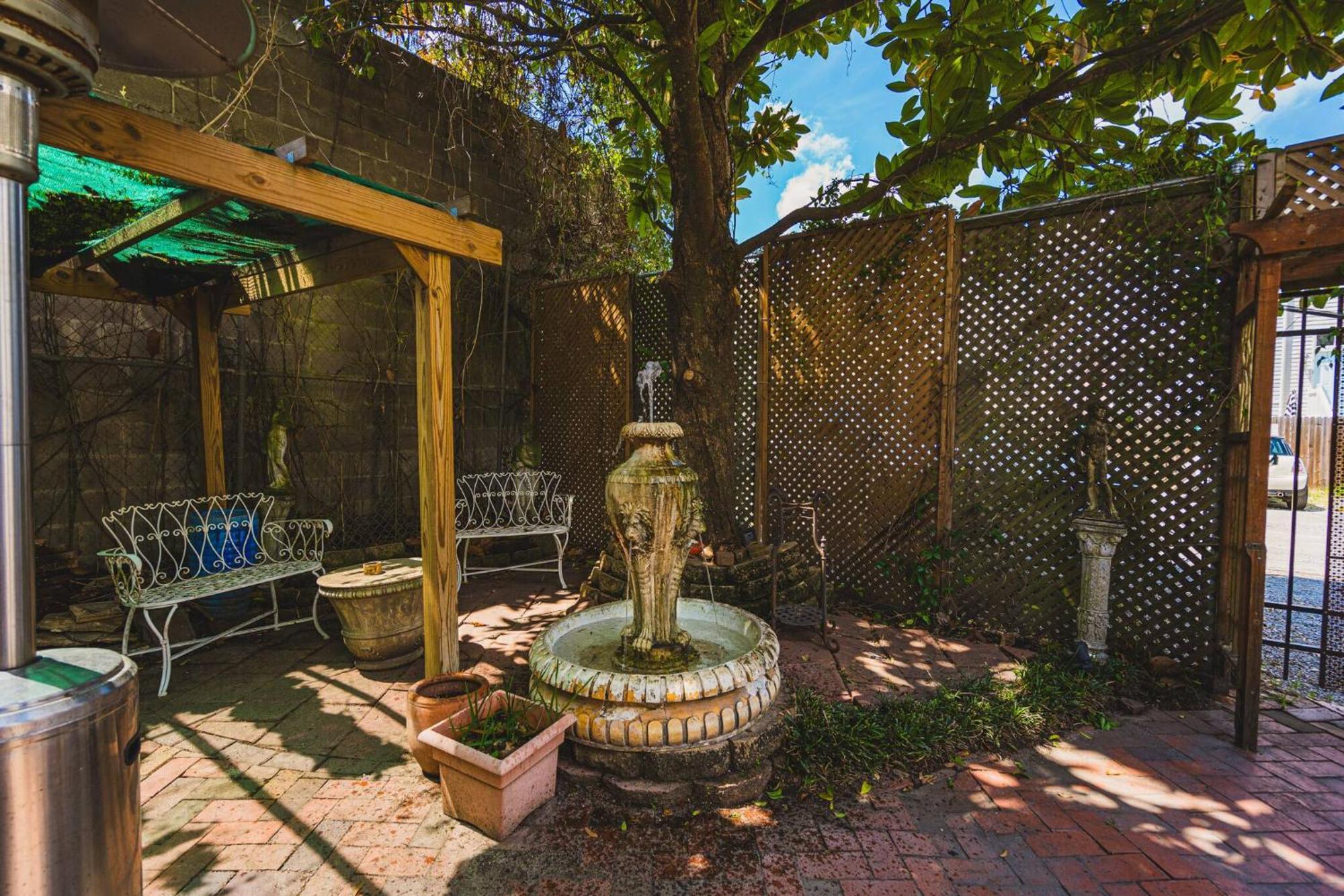 Guest house Victorian Modern In Carriage House - Unit B *