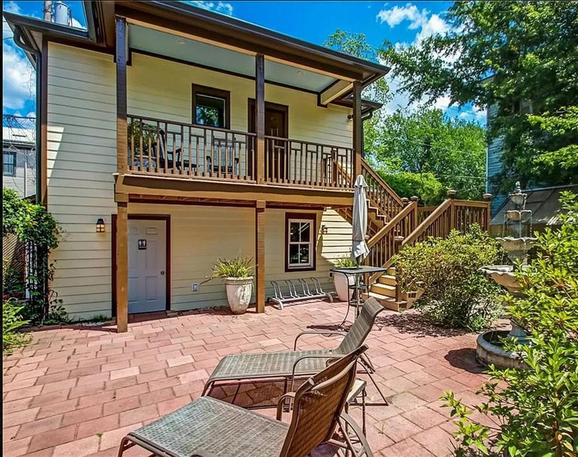 Guest house Victorian Modern In Carriage House - Unit B *