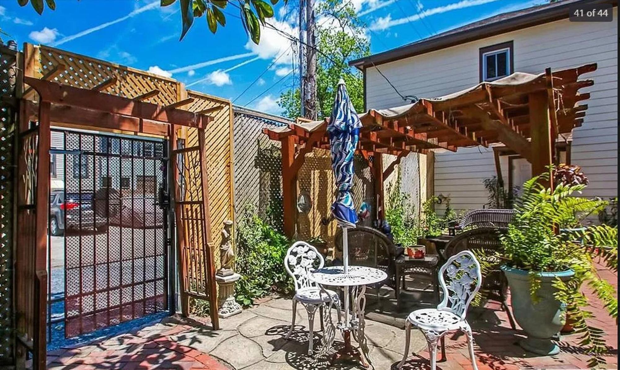 Victorian Modern In Carriage House - Unit B *