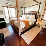 Victorian Modern Room In Carriage House - Unit B