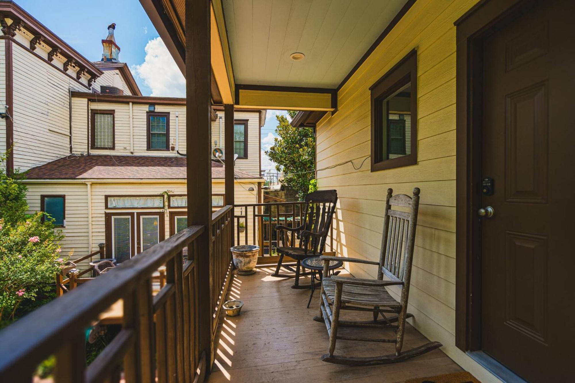 Victorian Modern In Carriage House - Unit B Savannah