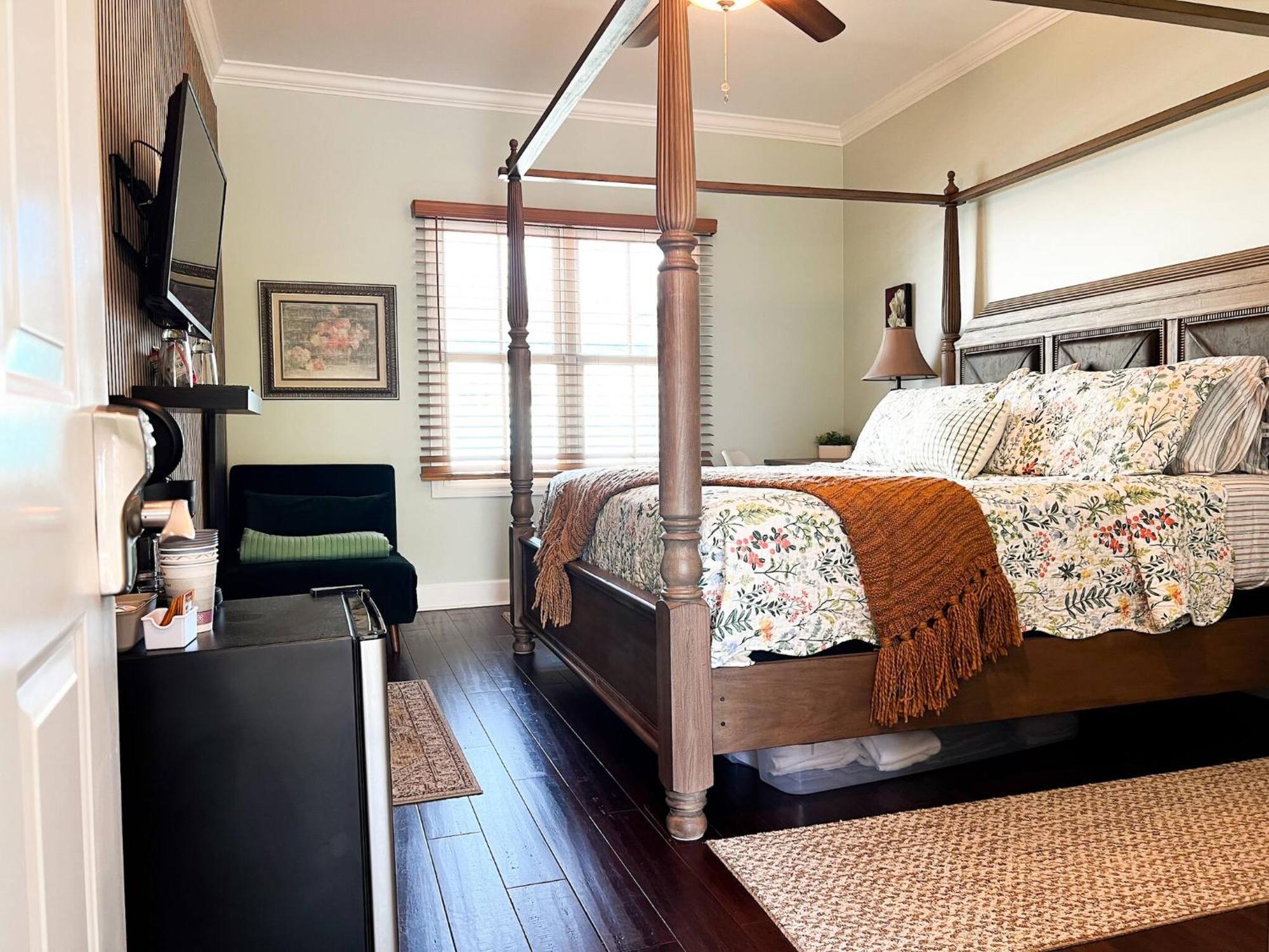 Victorian Modern In Carriage House - Unit B Penzion *