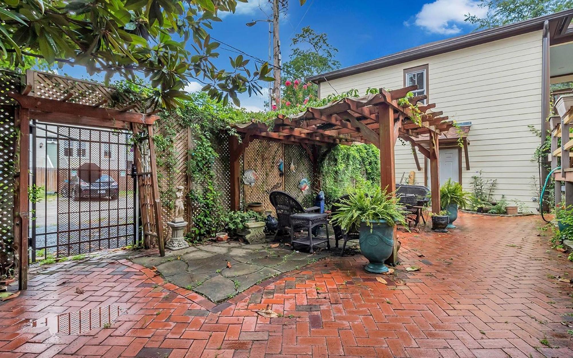 Victorian Modern In Carriage House - Unit B